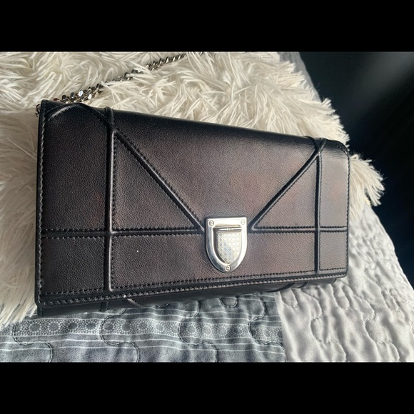 ❤️SOLD❤️Authentic Diorama Wallet on Chain - Picture 5 of 10